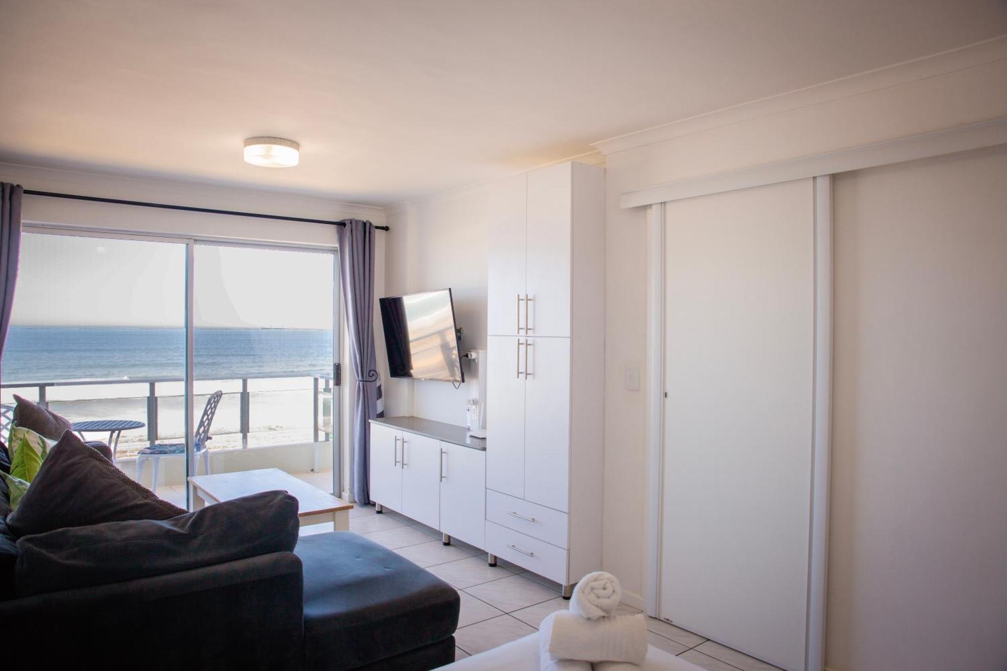 Apartment Bloubergstrand Beachfront With Secure Garage And Pool Cape Town