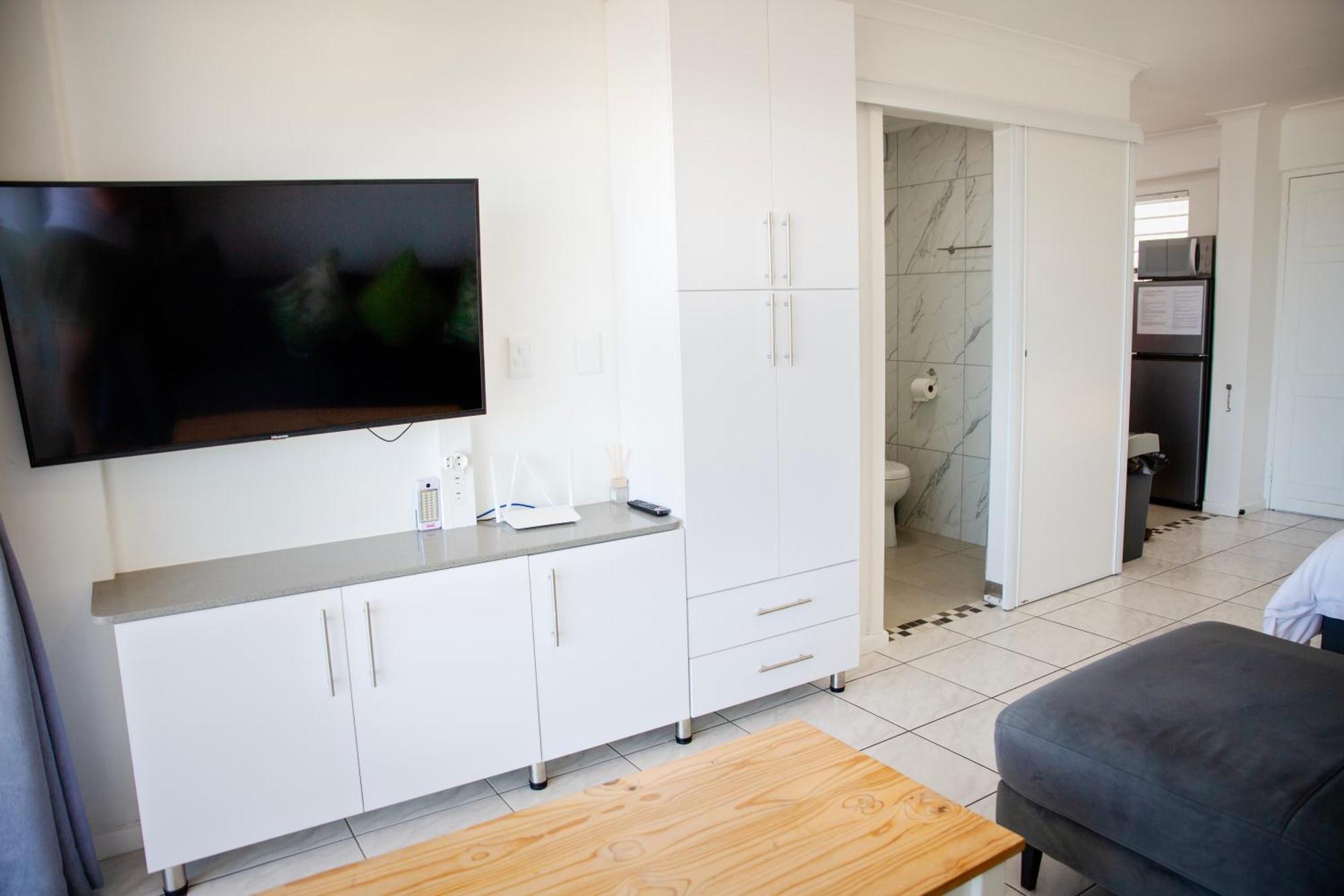 Bloubergstrand Beachfront With Secure Garage And Pool