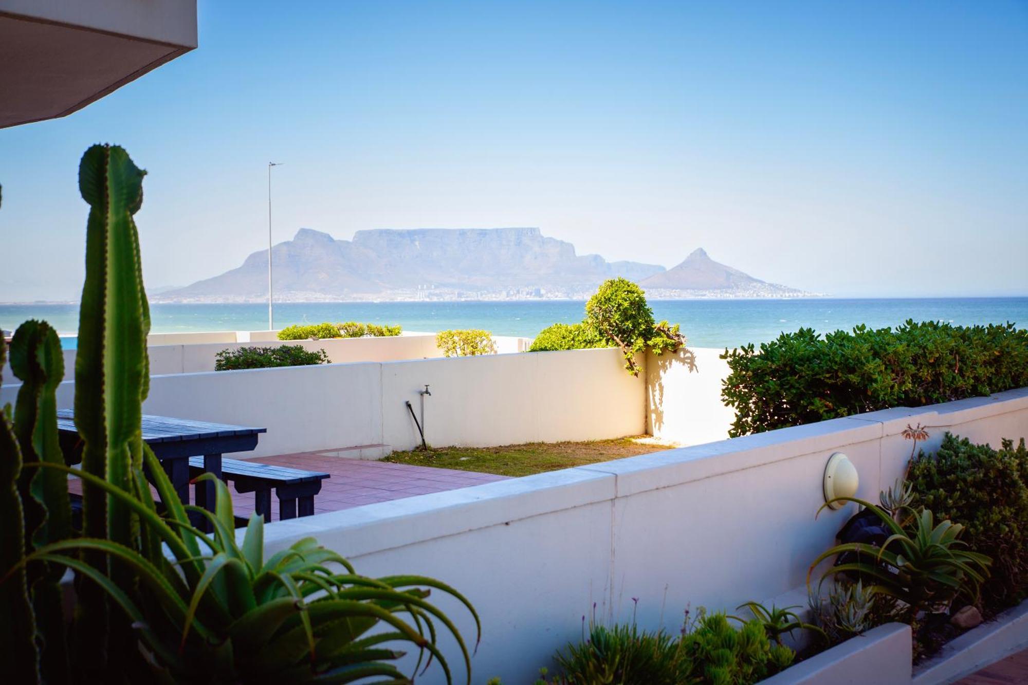 Apartment Bloubergstrand Beachfront With Secure Garage And Pool *