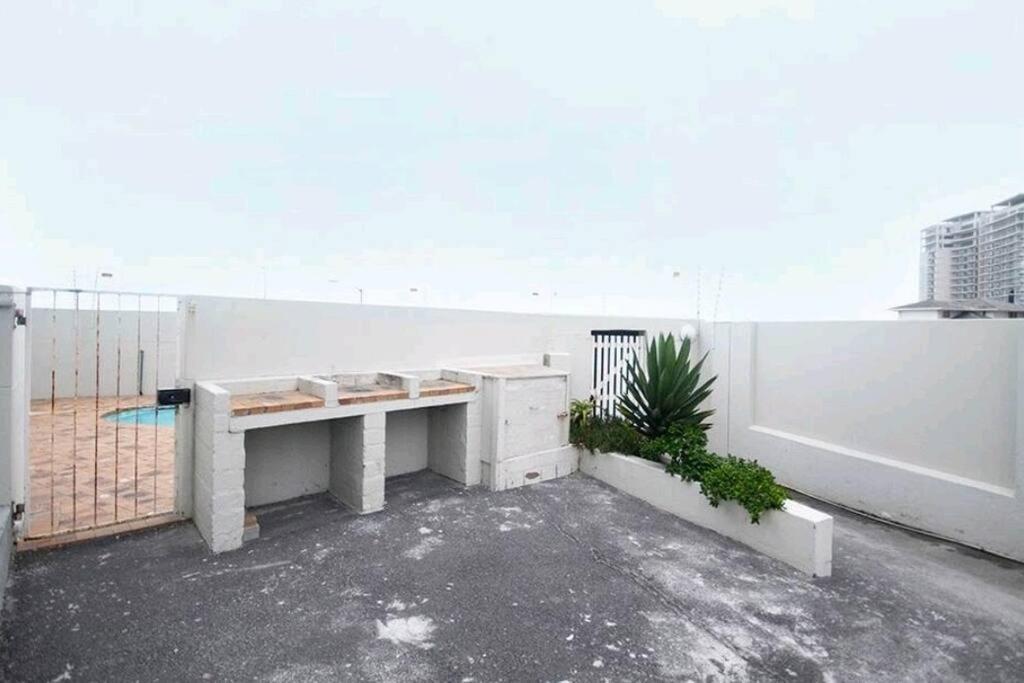 Beachfront + Pool + Secure Garage Appartement *