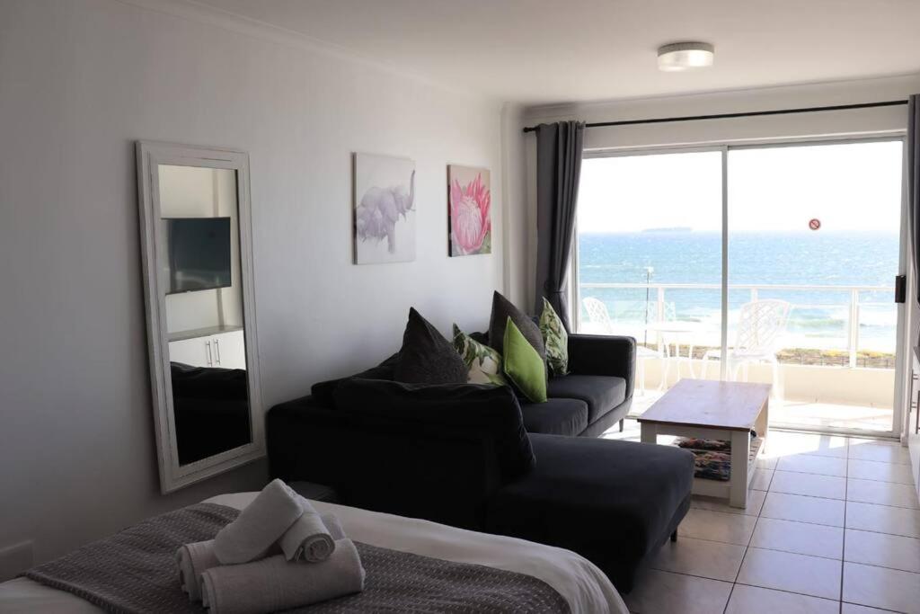 Beachfront + Pool + Secure Garage Appartement