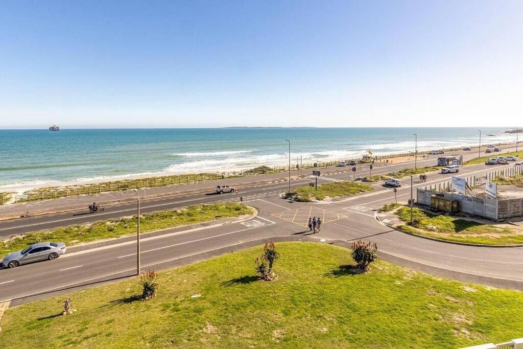 Beachfront + Pool + Secure Garage Appartement *