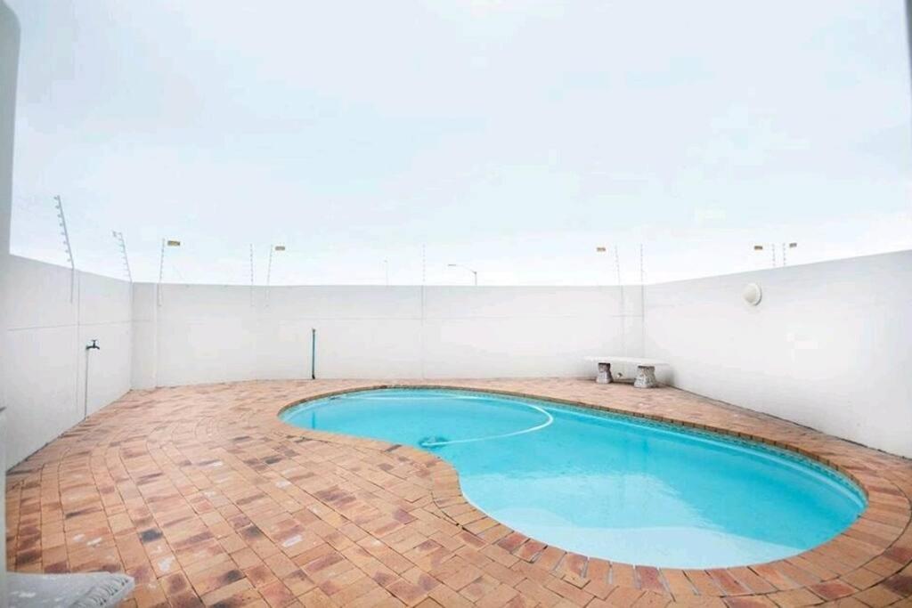 Beachfront + Pool + Secure Garage Appartement Le Cap