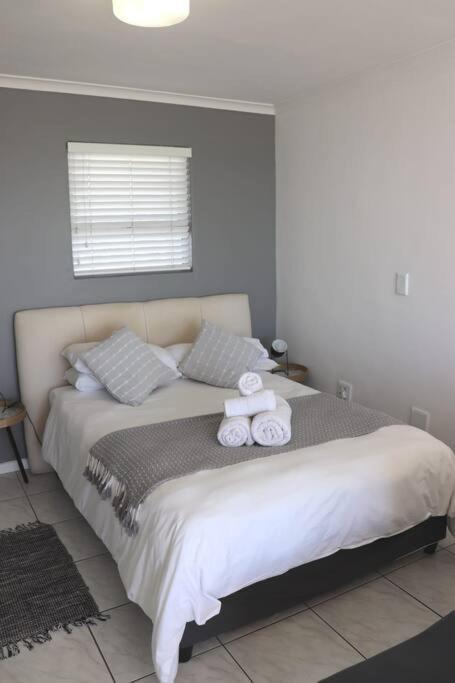 Beachfront + Pool + Secure Garage Appartement *
