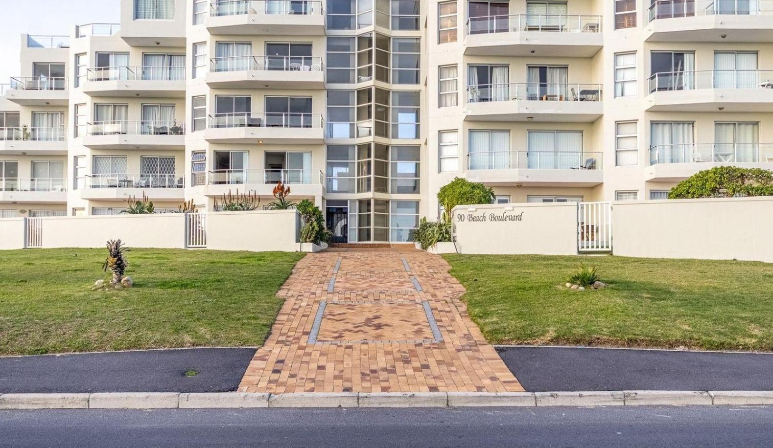 Beachfront + Pool + Secure Garage * Le Cap