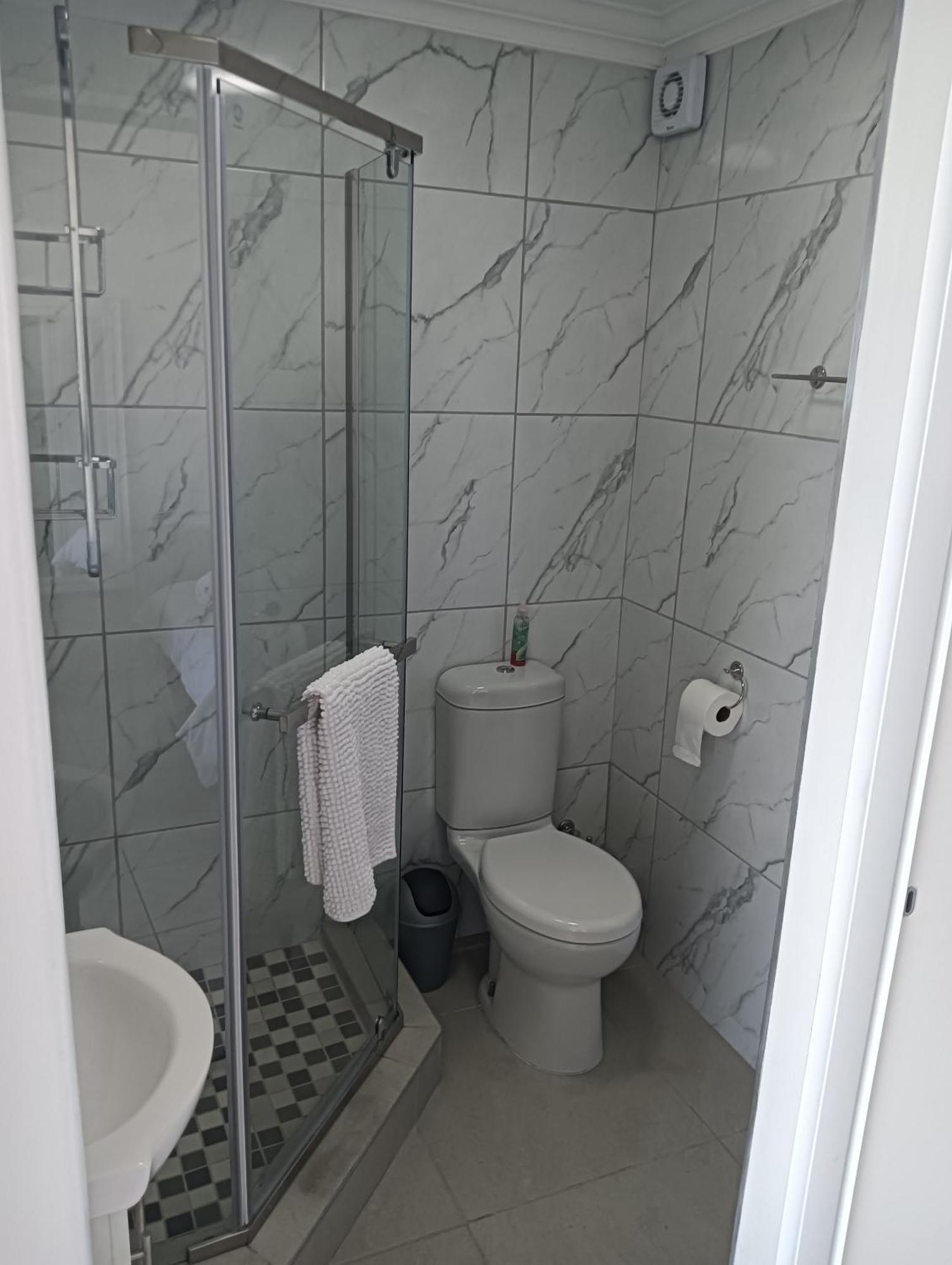 Beachfront + Pool + Secure Garage Appartement *